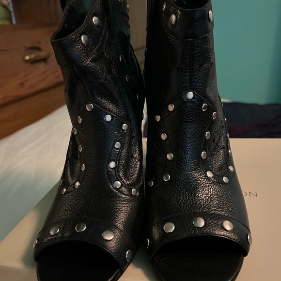 BCBG short boots size 8.5 M - Picture 4 of 6